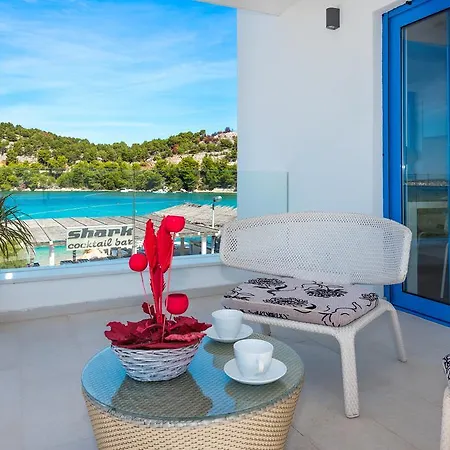 ゲストハウス & Shark